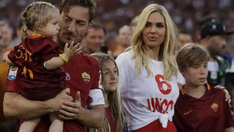 Abschied einer Legende: Roms Francesco Totti (2.v.l) mit seiner Familie: (l-r) Tochter Isabel, die ältere Tochter Chanel, seine Frau Ilary und Sohn Cristian nach seinem letzten Spiel.