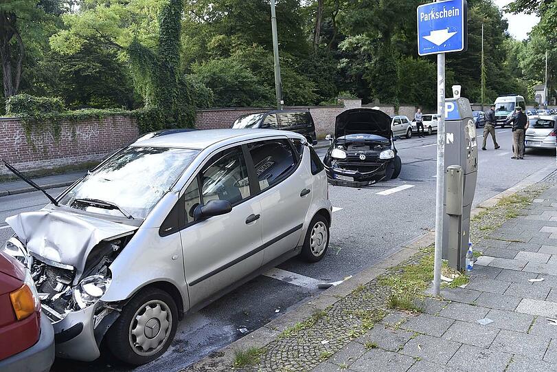 Die Feuerwehr musste das Dach des Mercedes abschneiden, um die Schwerverletzte rauszuholen.