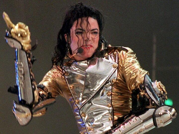 US-Popstar Michael Jackson bei seinem Auftritt in Gelesenkirchen im Jahr 1997.