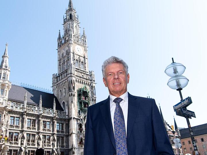 Dieter Reiter (SPD), Oberbürgermeister der Stadt München, steht auf dem Marienplatz vor dem Rathaus. Foto: Sven Hoppe/dpa/Archivbild