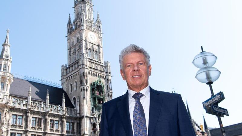 Dieter Reiter (SPD), Oberbürgermeister der Stadt München, steht auf dem Marienplatz vor dem Rathaus. Foto: Sven Hoppe/dpa/Archivbild Dieter Reiter (SPD), Oberbürgermeister der Stadt München, steht auf dem Marienplatz vor dem Rathaus. Foto: Sven Hoppe/dpa/Archivbild