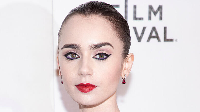 Schauspielerin Lilly Collins weiß ihre vollen Augenbrauen gekonnt in Szene zu setzen