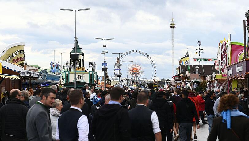 Das Riesenrad dreht sich auf der Theresienwiese auf dem Münchner Oktoberfest.