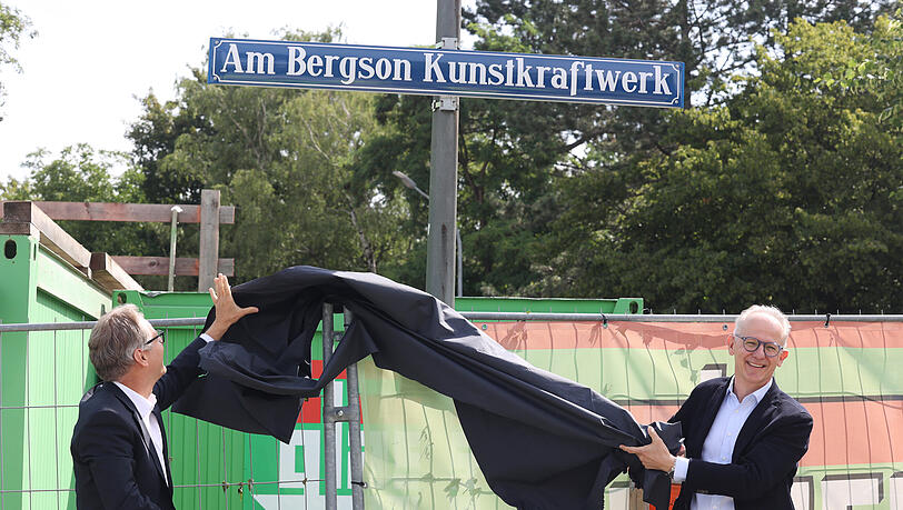 Die Bauherren und Betreiber: Christian und Michael Amberger beim Enthüllen der neuen Adresse. Die Bauherren und Betreiber: Christian und Michael Amberger beim Enthüllen der neuen Adresse.