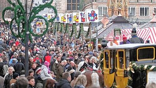 Im wahren Sinne schön voll: der Christkindlesmarkt. Im wahren Sinne schön voll: der Christkindlesmarkt.