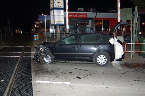 S-Bahn gegen Skoda: Das Auto ist nach dem Unfall völlig deformiert.