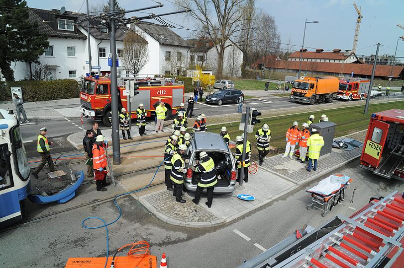 Unfall beim Abbiegen: Weil sie eine Tram übersehen hat, wird eine junge Mutter auf der Cosimastraße mittelschwer verletzt. Ihr Baby nimmt offenbar keinen Schaden, das Auto ist ein Totalschaden.