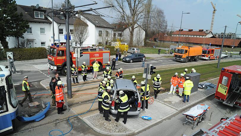 Unfall beim Abbiegen: Weil sie eine Tram übersehen hat, wird eine junge Mutter auf der Cosimastraße mittelschwer verletzt. Ihr Baby nimmt offenbar keinen Schaden, das Auto ist ein Totalschaden. Unfall beim Abbiegen: Weil sie eine Tram übersehen hat, wird eine junge Mutter auf der Cosimastraße mittelschwer verletzt. Ihr Baby nimmt offenbar keinen Schaden, das Auto ist ein Totalschaden.