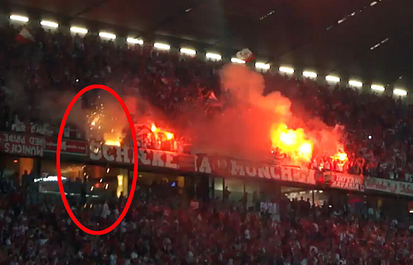 Gefährliche Feuerdusche für die Bayern-Fans: Aus dem Fanblock stürzen während des Champions-League-Finales Funken von Bengalos.