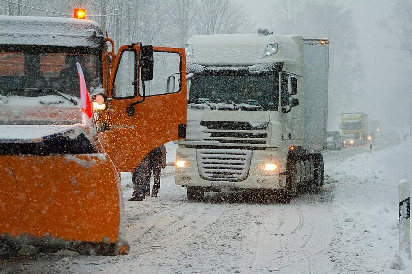 Auch im Erzgebirge hat es geschneit. Hier liegt der Schnee teils schon richtig hoch.