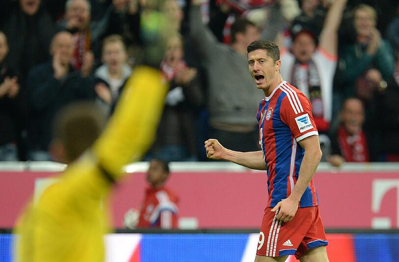 Robert Lewandowski bezwingt Paderborns Schlussmann Lukas Kruse mit einem Gewaltschuss.