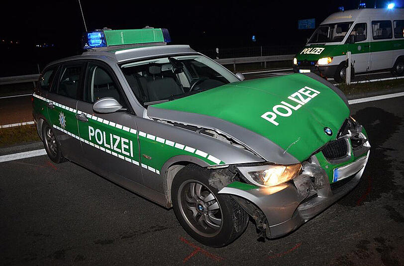 Hier endete die Verfolgungsjagd. Der Amok-Fahrer raste in eine Straßensperre. Die Streifenwagen und der Wagen des Täters wurden demoliert