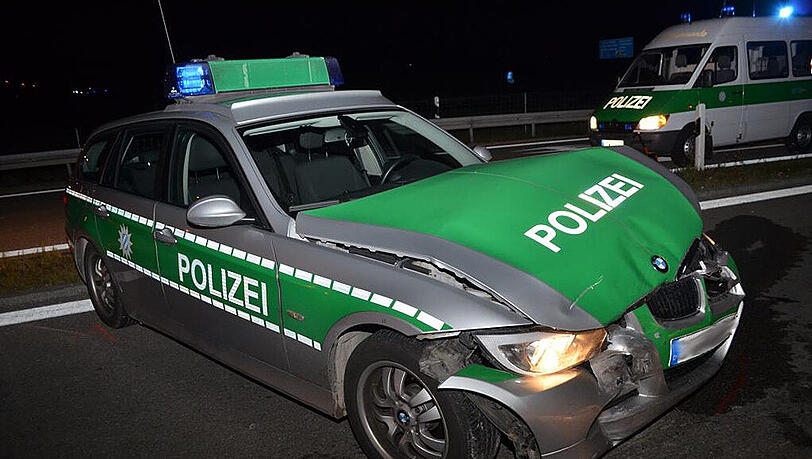 Hier endete die Verfolgungsjagd. Der Amok-Fahrer raste in eine Straßensperre. Die Streifenwagen und der Wagen des Täters wurden demoliert Hier endete die Verfolgungsjagd. Der Amok-Fahrer raste in eine Straßensperre. Die Streifenwagen und der Wagen des Täters wurden demoliert