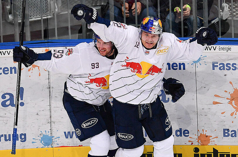 Sieger im Spitzenspiel: Der EHC besiegt Mannheim mit 4:3, Mads Christensen (r) und Maximilian Kastner bejubeln das letzte Tor.