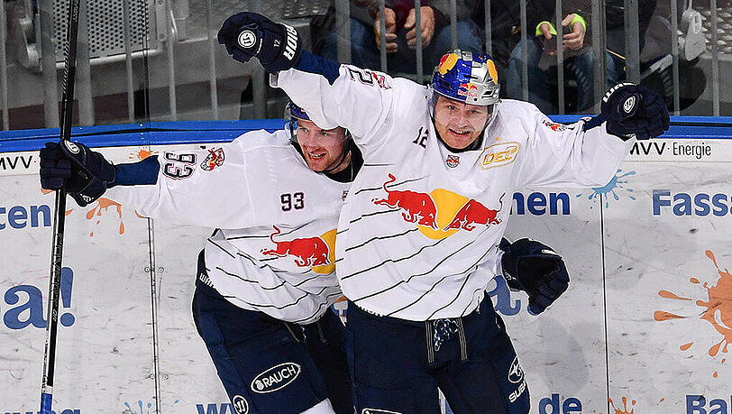 Sieger im Spitzenspiel: Der EHC besiegt Mannheim mit 4:3, Mads Christensen (r) und Maximilian Kastner bejubeln das letzte Tor. Sieger im Spitzenspiel: Der EHC besiegt Mannheim mit 4:3, Mads Christensen (r) und Maximilian Kastner bejubeln das letzte Tor.
