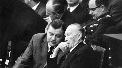 9. November 1962: Bundeskanzler Konrad Adenauer (CDU) unterhält sich mit Verteidigungsminister Franz Josef Strauß (CSU).