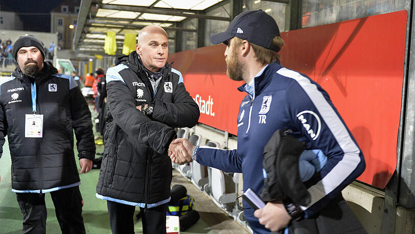 Unterschiedliche Meinungen beim TSV 1860: Oberlöwe Robert Reisinger (Mi.) und Trainer Daniel Bierofka. Unterschiedliche Meinungen beim TSV 1860: Oberlöwe Robert Reisinger (Mi.) und Trainer Daniel Bierofka.