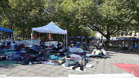 Seit Mittwochabend besetzen etwa 60 Flüchtlinge den Sendlinger-Tor-Platz. Die Bilder.