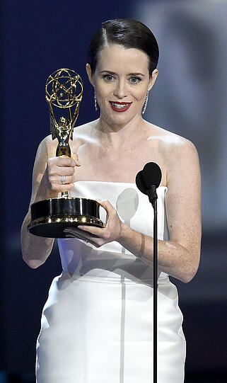Schauspielerin Claire Foy bedankt sich für den Preis, den sie als "Beste Hauptdarstellerin in einer Dramaserie" für "The Crown".