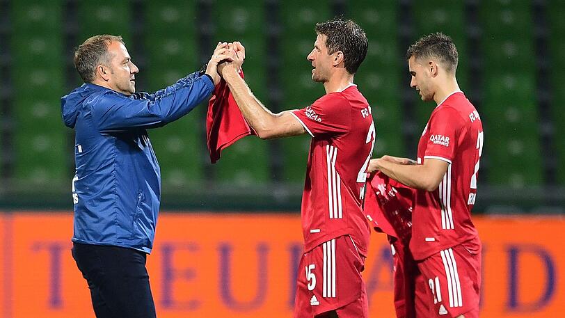 Trainer Hansi Flick (l.) und Thomas Müller (m.)