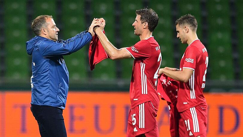 Trainer Hansi Flick (l.) und Thomas Müller (m.) Trainer Hansi Flick (l.) und Thomas Müller (m.)
