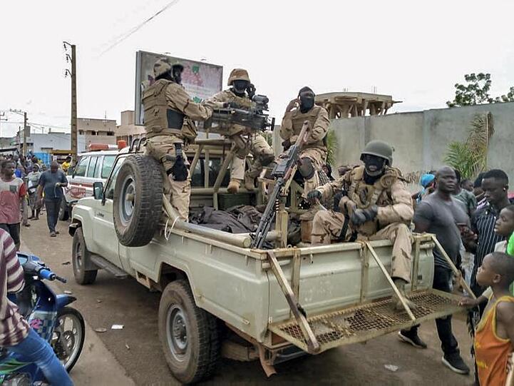 Ein Militärfahrzeug mit malischen Soldaten steht vor der Residenz des malischen Präsidenten Ibrahim Boubacar Keita in Bamako.