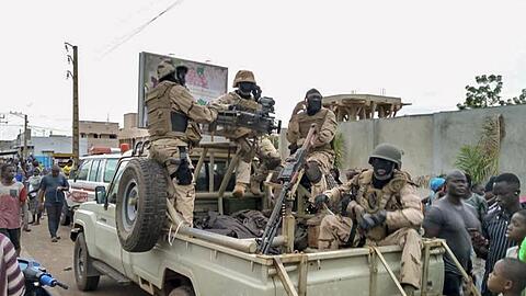 Ein Militärfahrzeug mit malischen Soldaten steht vor der Residenz des malischen Präsidenten Ibrahim Boubacar Keita in Bamako.
