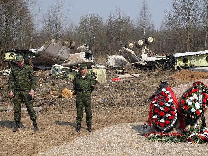 Russische Soldaten im April 2010 vor dem Wrack der Tupolev Tu-154.
