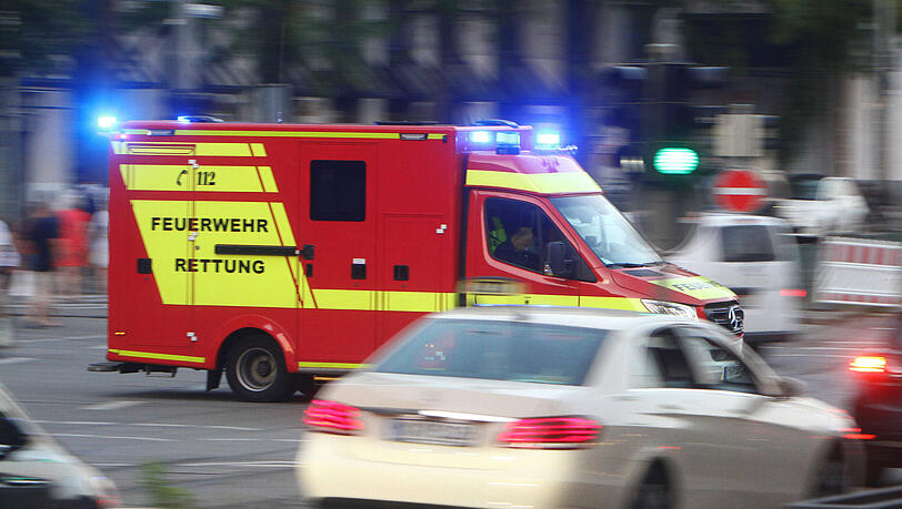 Mit einem Lufthebekissen musste die Feuerwehr den eingeklemmten Bauarbeiter befreien. (Symbolbild)