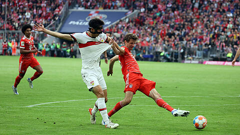 Thomas Müller schießt das Tor zum 2:1 für die Bayern.