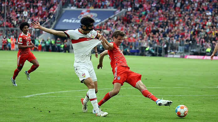 Thomas Müller schießt das Tor zum 2:1 für die Bayern.