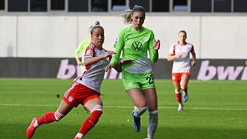 Bayerns Giulia Gwinn (l) kämpft mit Wolfsburgs Jule Brand um den Ball.