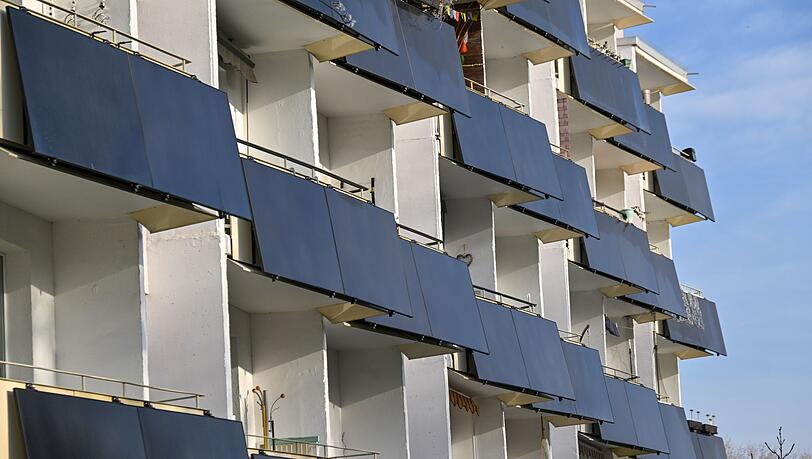 Balkonkraftwerke boomen - inzwischen gibt es eine Million der kleinen Solaranlagen.