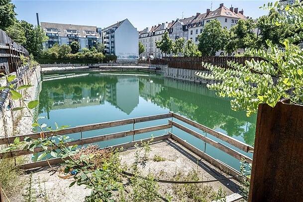 In der 15 Meter tiefen Grube in München steht nach wie das Wasser. In der 15 Meter tiefen Grube in München steht nach wie das Wasser.