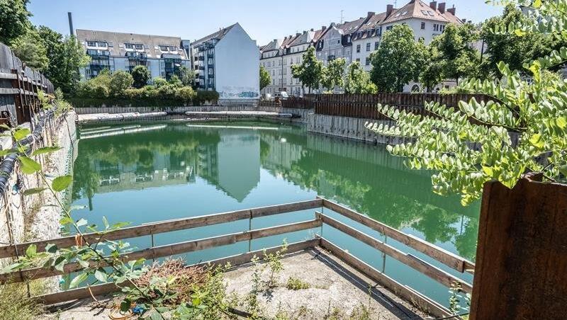 Seit rund fünf Jahren ruht die Baustelle an der Alramstraße. In der 15 Meter tiefen Grube sammelt sich Wasser. Seit rund fünf Jahren ruht die Baustelle an der Alramstraße. In der 15 Meter tiefen Grube sammelt sich Wasser.