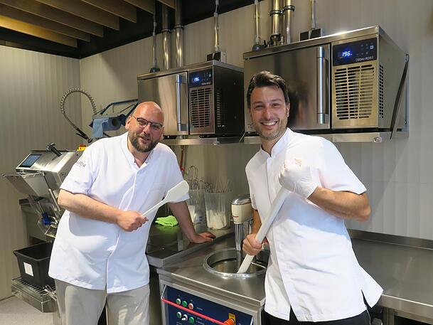 Begeistert von der Kooperation mit dem Starkoch: Alberto Ballabeni (r.) und Kompagnon Max Schmiegel im Ballabeni-Eislabor. Begeistert von der Kooperation mit dem Starkoch: Alberto Ballabeni (r.) und Kompagnon Max Schmiegel im Ballabeni-Eislabor.