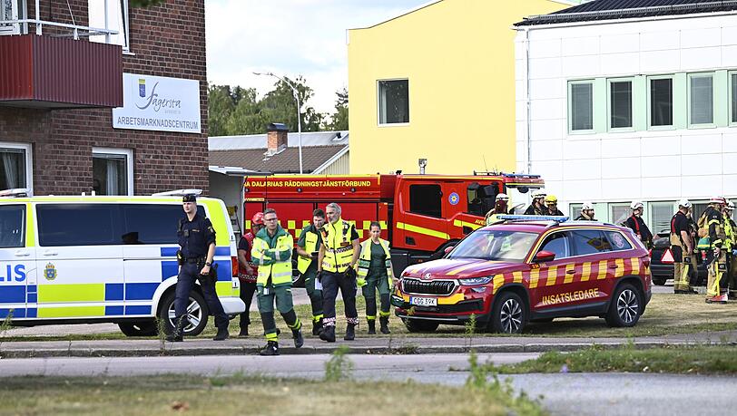 Polizei und Rettungskr&auml;fte r&uuml;ckten am Freitag zu einer Schule im schwedischen Fagersta aus.