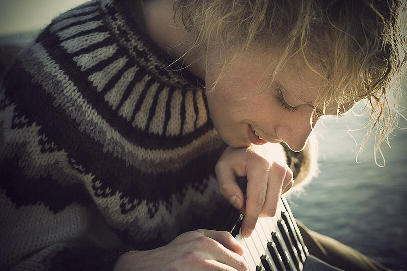 Mit Norwegerpulli und Akkordeon am Meer &ndash; man kann sich ein schlimmeres Leben vorstellen. Am Donnerstag stellt Moddi sein Debütalbum im Ampere vor.