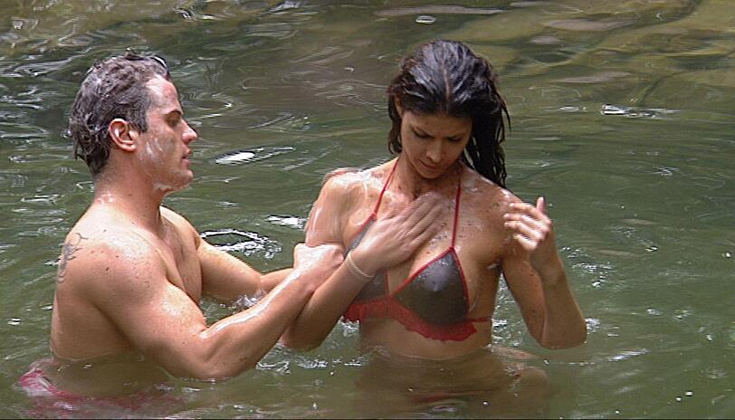 ...er seift das Busen-Model im Teich ein.
