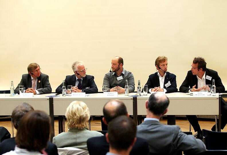 AZ-Vize Georg Thanscheidt (r.) moderiert die Debatte mit (v. l.) Michael Kerkloh, Herbert König, Andreas Schuster, Leonard Graf von Harrach.