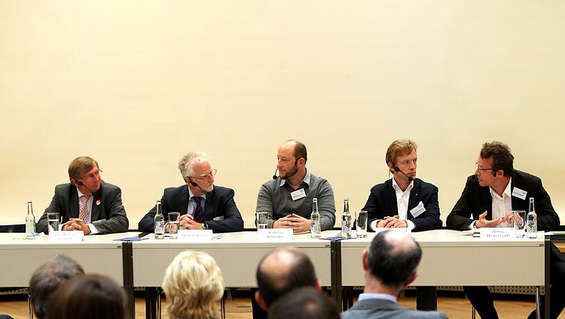 AZ-Vize Georg Thanscheidt (r.) moderiert die Debatte mit (v. l.) Michael Kerkloh, Herbert König, Andreas Schuster, Leonard Graf von Harrach. AZ-Vize Georg Thanscheidt (r.) moderiert die Debatte mit (v. l.) Michael Kerkloh, Herbert König, Andreas Schuster, Leonard Graf von Harrach.