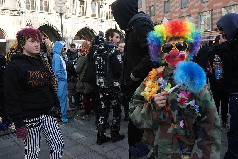 Rund 2500 Demonstranten protestieren gegen die Münchner Sicherheitskonferenz.