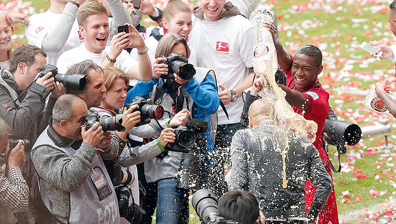 Nachdem zuerst Jerome Boateng dran war, bekommt Pep durch David Alaba die zweite Dusche! Nachdem zuerst Jerome Boateng dran war, bekommt Pep durch David Alaba die zweite Dusche!