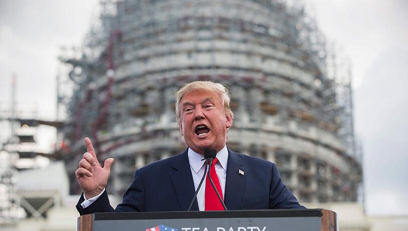 Donald Trump sagt voraus, dass Angela Merkels Aufnahmebereitschaft von Hundertausenden Flüchtlingen zu Aufständen in Deutschland führen werde. Donald Trump sagt voraus, dass Angela Merkels Aufnahmebereitschaft von Hundertausenden Flüchtlingen zu Aufständen in Deutschland führen werde.