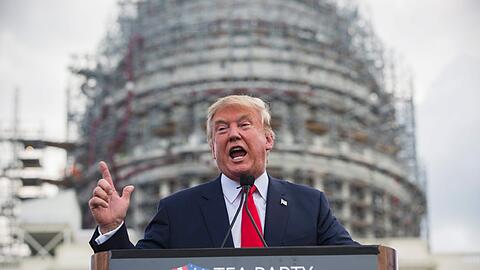 Donald Trump sagt voraus, dass Angela Merkels Aufnahmebereitschaft von Hundertausenden Flüchtlingen zu Aufständen in Deutschland führen werde.