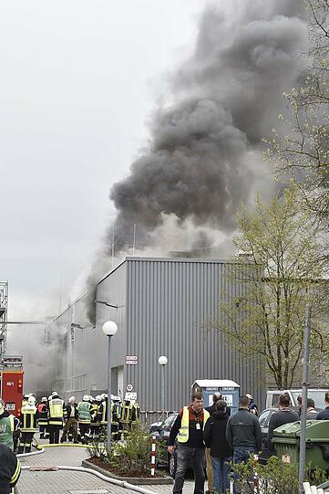 Ein technischer Defekt führte zu einem Großbrand beim Textilprouzenten Gore. Hier die Bilder des Brandes.