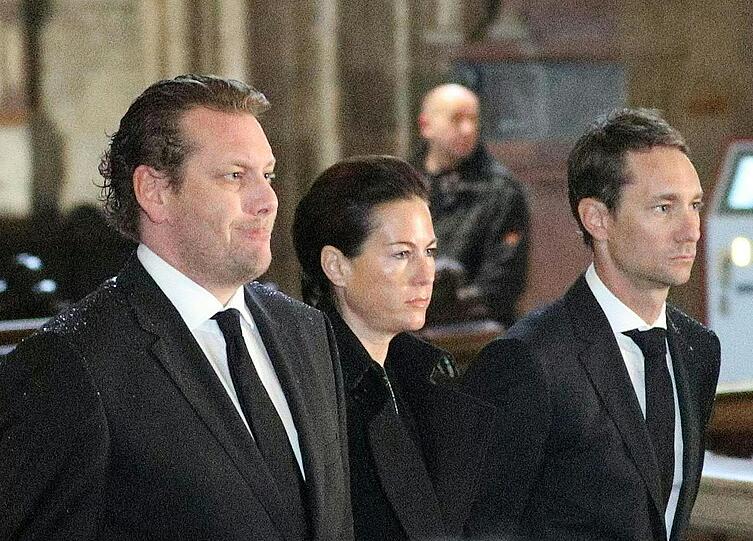 Mathias Lauda (r.) und Lukas Lauda (l.), Kinder der verstorbenen Motorsport-Legende Niki Lauda, stehen zusammen neben Witwe Birgit Lauda (m.) während der öffentlichen Aufbahrung im Wiener Stephansdom.
