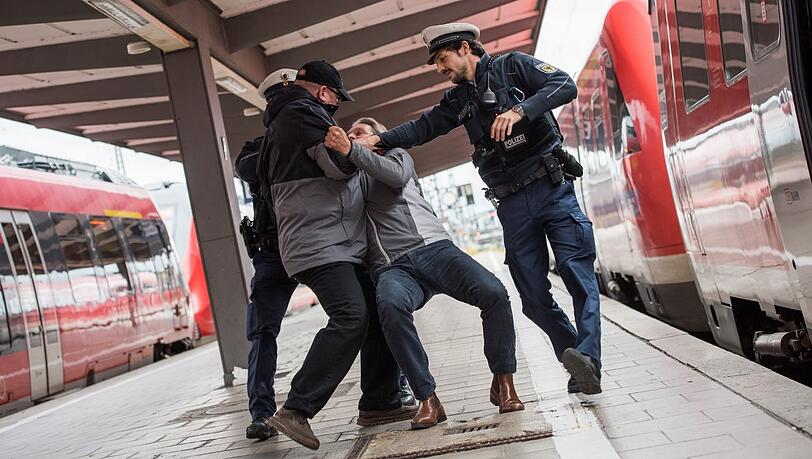 Nachdem die Bundespolizisten mehrere Platzverweise ausgestellt hatten, kommt es zur Auseinandersetzung. (Symbolbild) Nachdem die Bundespolizisten mehrere Platzverweise ausgestellt hatten, kommt es zur Auseinandersetzung. (Symbolbild)