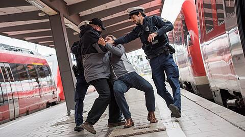 Nachdem die Bundespolizisten mehrere Platzverweise ausgestellt hatten, kommt es zur Auseinandersetzung. (Symbolbild)