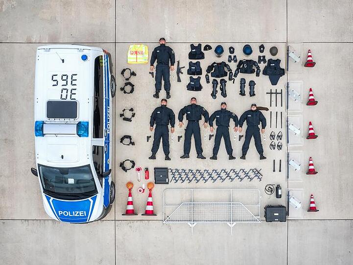 Das von der Bundespolizei zu Verfügung gestellt Foto zeigt Polizisten der Bundespolizei Duderstadt und ihre Ausrüstungsgegenstände neben einem Polizeifahrzeug. Unter dem Hashtag #TetrisChallenge finden sich in den sozialen Medien viele Bilder, die das ausgeräumte Innenleben von Fahrzeugen jeglicher Art zeigen.